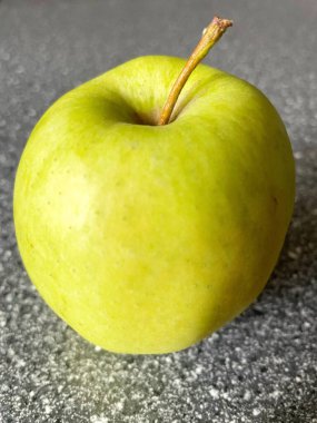 Mutfaktaki masada yeşil elma, taze meyve. 