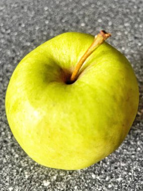 Mutfaktaki masada yeşil elma, taze meyve. 