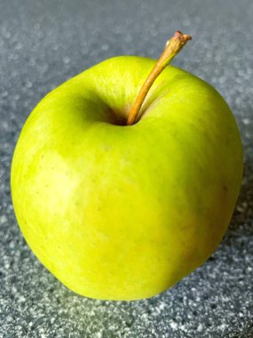 Mutfaktaki masada yeşil elma, taze meyve. 