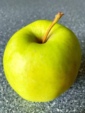 Mutfaktaki masada yeşil elma, taze meyve. 