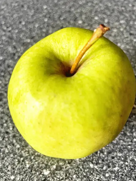 Mutfaktaki masada yeşil elma, taze meyve. 