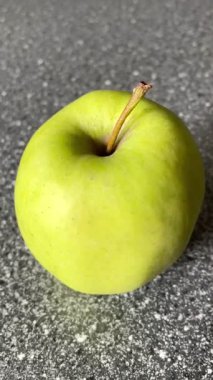 Masada yeşil elma, taze meyve, tatlı, mutfak.