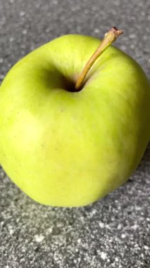 Masada yeşil elma, taze meyve, tatlı, mutfak.