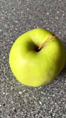 Masada yeşil elma, taze meyve, tatlı, mutfak.