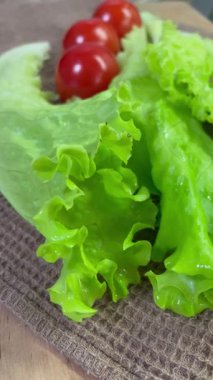 Yeşiller, marul, kırmızı domates, sebzeler, vitaminler, mutfak, yemek salatası.