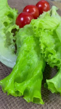 Yeşiller, marul, kırmızı domates, sebzeler, vitaminler, mutfak, yemek salatası.