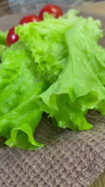 Yeşiller, marul, kırmızı domates, sebzeler, vitaminler, mutfak, yemek salatası.