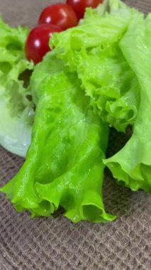 Yeşiller, marul, kırmızı domates, sebzeler, vitaminler, mutfak, yemek salatası.