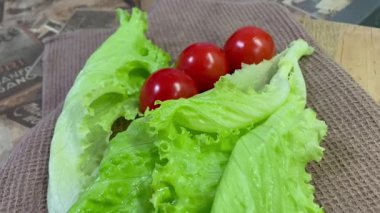 Yeşiller, marul, kırmızı domates, sebzeler, vitaminler, mutfak, yemek salatası.