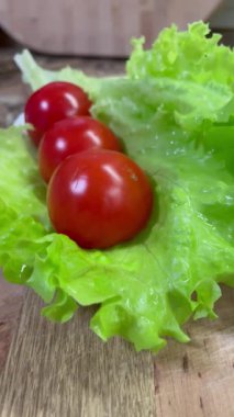 Yeşiller, marul, kırmızı domates, sebzeler, vitaminler, mutfak, yemek salatası.