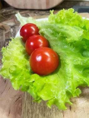 Yeşiller, marul, kırmızı domates, sebzeler, vitaminler, mutfak, yemek salatası.