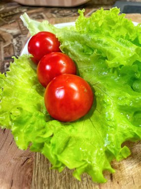 Yeşiller, marul, kırmızı domates, sebzeler, vitaminler, mutfak, yemek salatası.