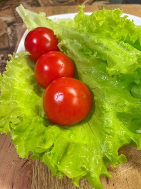 Yeşiller, marul, kırmızı domates, sebzeler, vitaminler, mutfak, yemek salatası.