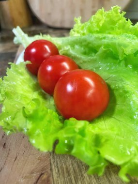 Yeşiller, marul, kırmızı domates, sebzeler, vitaminler, mutfak, yemek salatası.