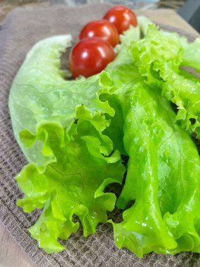 Yeşiller, marul, kırmızı domates, sebzeler, vitaminler, mutfak, yemek salatası.