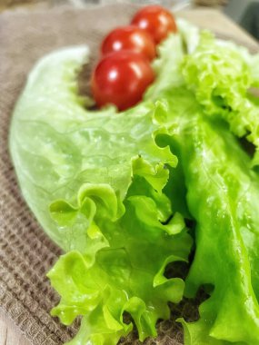 Yeşiller, marul, kırmızı domates, sebzeler, vitaminler, mutfak, yemek salatası.