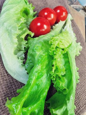 Yeşiller, marul, kırmızı domates, sebzeler, vitaminler, mutfak, yemek salatası.