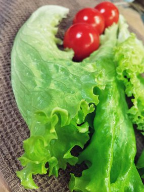 Yeşiller, marul, kırmızı domates, sebzeler, vitaminler, mutfak, yemek salatası.