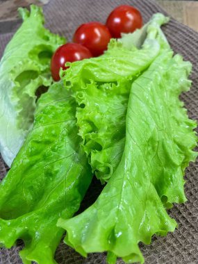 Yeşiller, marul, kırmızı domates, sebzeler, vitaminler, mutfak, yemek salatası.