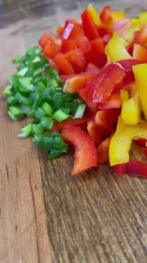 Organik sebzeler, salata, yemek, yemek, mutfak, masa, yeşil soğan, kırmızı ve sarı biber. 