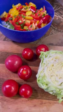 Organik sebzeler, salata, yemek, yemek, mutfak, masa, yeşil soğan, kırmızı ve sarı biber. 