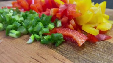 Organik sebzeler, salata, yemek, yemek, mutfak, masa, yeşil soğan, kırmızı ve sarı biber. 