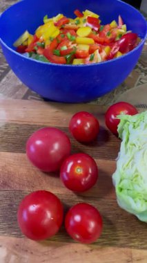 Organik sebzeler, salata, yemek, yemek, mutfak, masa, yeşil soğan, kırmızı ve sarı biber. 