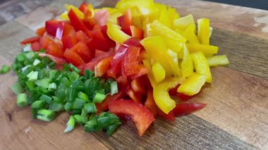 Organik sebzeler, salata, yemek, yemek, mutfak, masa, yeşil soğan, kırmızı ve sarı biber. 