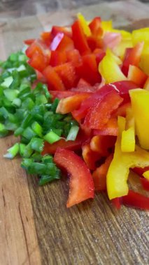 Organik sebzeler, salata, yemek, yemek, mutfak, masa, yeşil soğan, kırmızı ve sarı biber. 