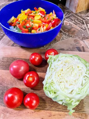 Organik sebzeler, yeşil soğan, kırmızı ve sarı biber, salata, mutfak, yemek,