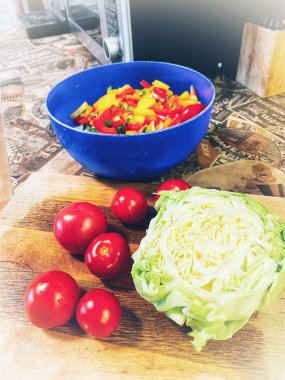 Organik sebzeler, yeşil soğan, kırmızı ve sarı biber, salata, mutfak, yemek,