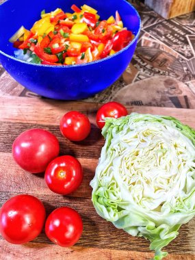 Organik sebzeler, yeşil soğan, kırmızı ve sarı biber, salata, mutfak, yemek,