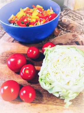 Organik sebzeler, yeşil soğan, kırmızı ve sarı biber, salata, mutfak, yemek,