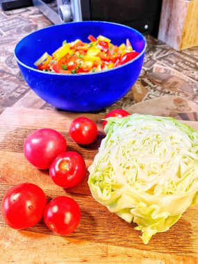 Organik sebzeler, yeşil soğan, kırmızı ve sarı biber, salata, mutfak, yemek,