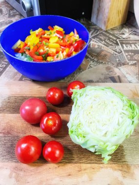 Organik sebzeler, yeşil soğan, kırmızı ve sarı biber, salata, mutfak, yemek,