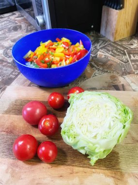 Organik sebzeler, yeşil soğan, kırmızı ve sarı biber, salata, mutfak, yemek,