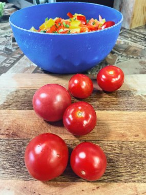 Organik sebzeler, yeşil soğan, kırmızı ve sarı biber, salata, mutfak, yemek,