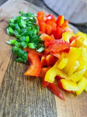 Organik sebzeler, yeşil soğan, kırmızı ve sarı biber, salata, mutfak, yemek,