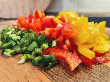 Organik sebzeler, yeşil soğan, kırmızı ve sarı biber, salata, mutfak, yemek,