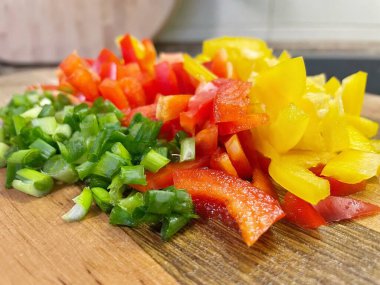 Organik sebzeler, yeşil soğan, kırmızı ve sarı biber, salata, mutfak, yemek,