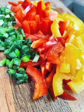 Organik sebzeler, yeşil soğan, kırmızı ve sarı biber, salata, mutfak, yemek,