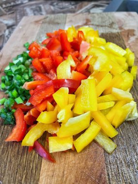 Organik sebzeler, yeşil soğan, kırmızı ve sarı biber, salata, mutfak, yemek,