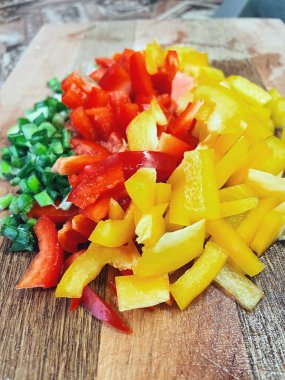 Organik sebzeler, yeşil soğan, kırmızı ve sarı biber, salata, mutfak, yemek,