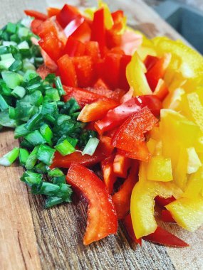 Organik sebzeler, yeşil soğan, kırmızı ve sarı biber, salata, mutfak, yemek,