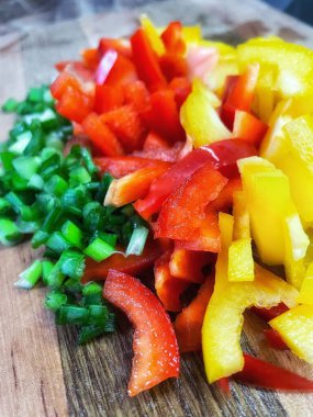 Organik sebzeler, yeşil soğan, kırmızı ve sarı biber, salata, mutfak, yemek,