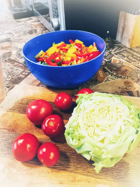 Organik sebzeler, yeşil soğan, kırmızı ve sarı biber, salata, mutfak, yemek,