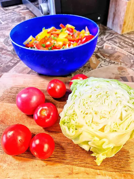 Organik sebzeler, yeşil soğan, kırmızı ve sarı biber, salata, mutfak, yemek,