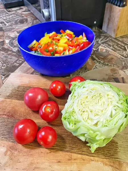 Organik sebzeler, yeşil soğan, kırmızı ve sarı biber, salata, mutfak, yemek,