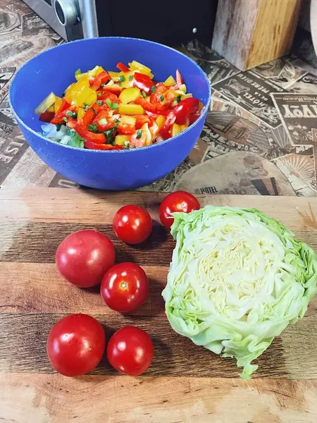 Organik sebzeler, yeşil soğan, kırmızı ve sarı biber, salata, mutfak, yemek,