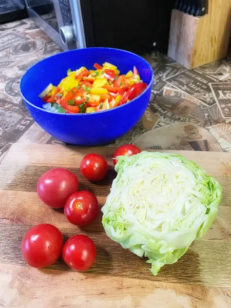 Organik sebzeler, yeşil soğan, kırmızı ve sarı biber, salata, mutfak, yemek,